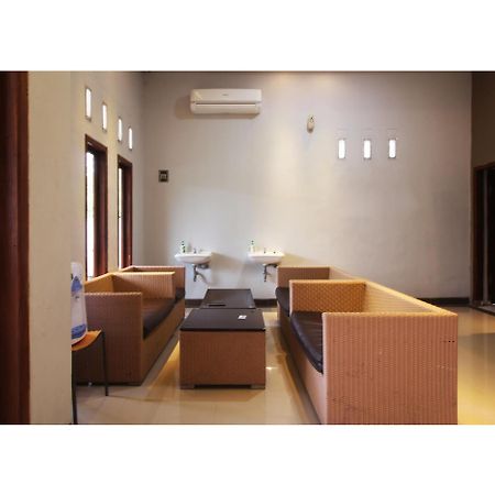 Oyo Life 2273 Pratama Homestay Бандар-Лампунг Экстерьер фото