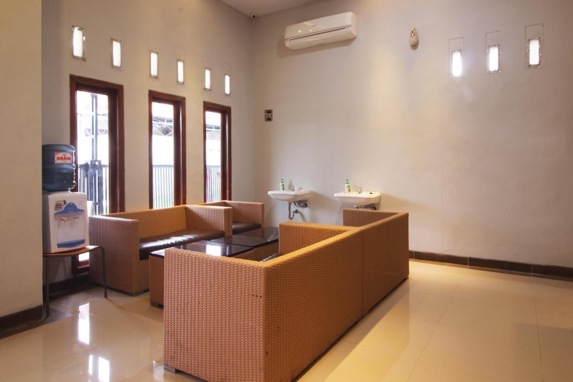 Oyo Life 2273 Pratama Homestay Бандар-Лампунг Экстерьер фото