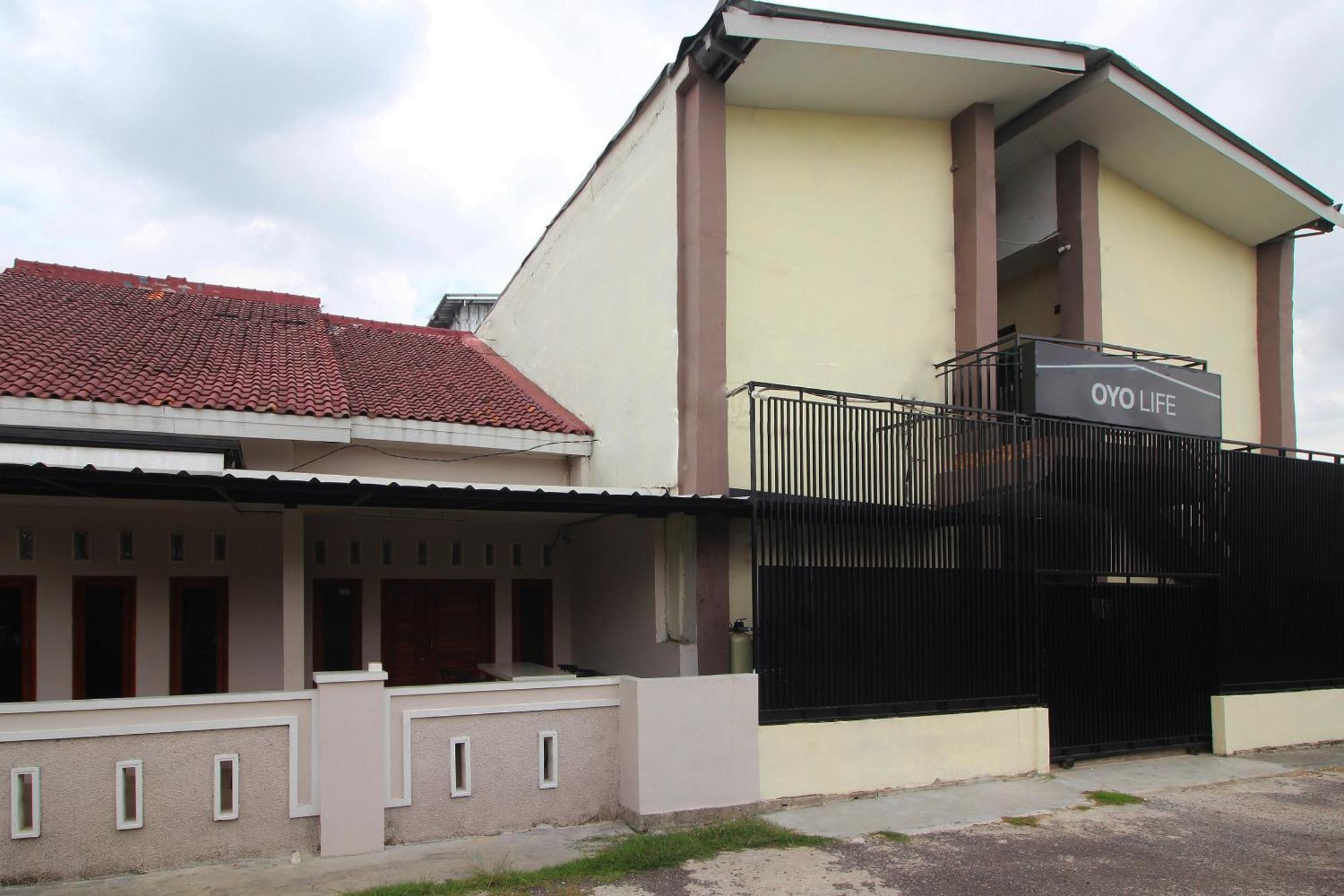 Oyo Life 2273 Pratama Homestay Бандар-Лампунг Экстерьер фото