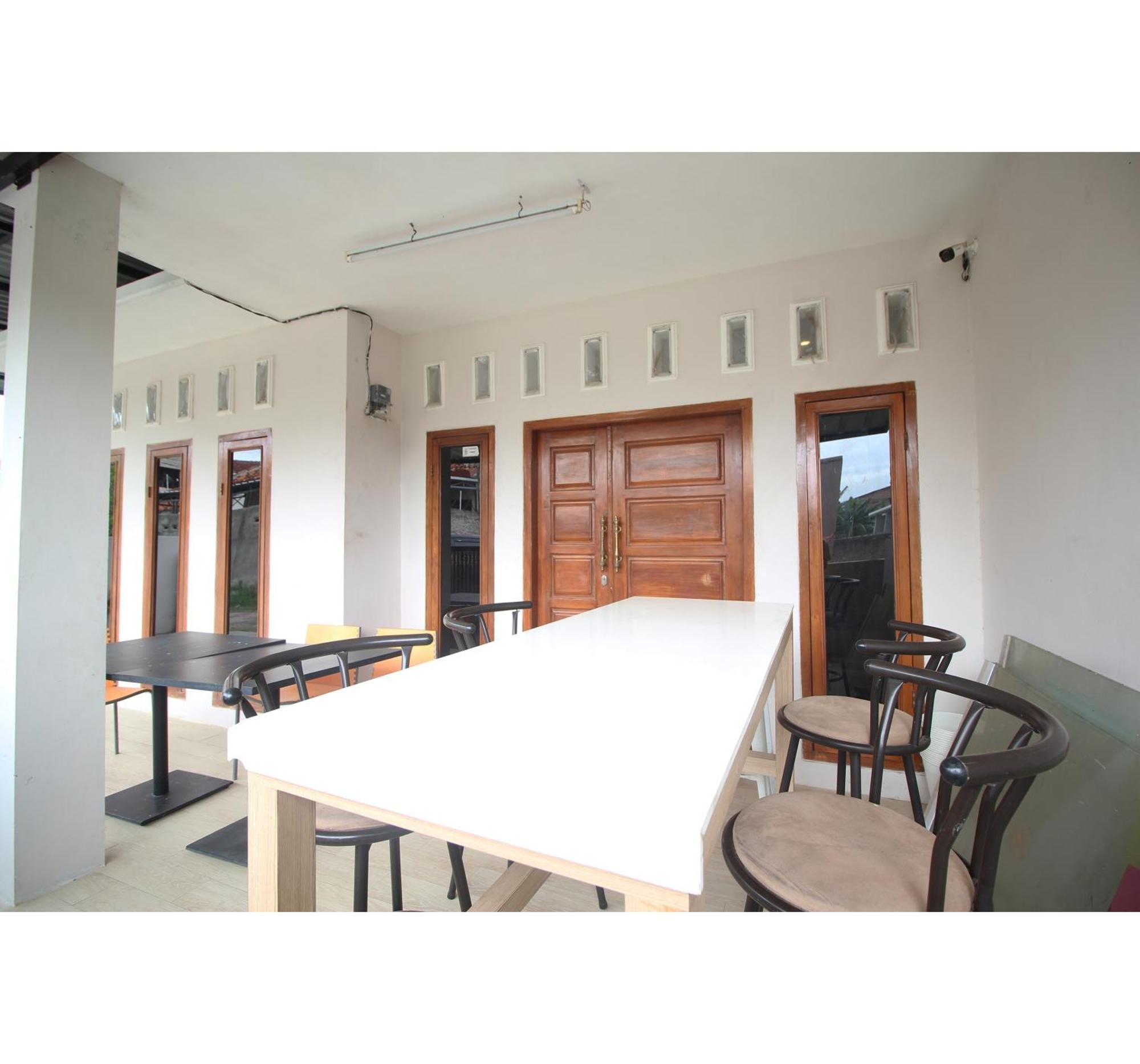 Oyo Life 2273 Pratama Homestay Бандар-Лампунг Экстерьер фото