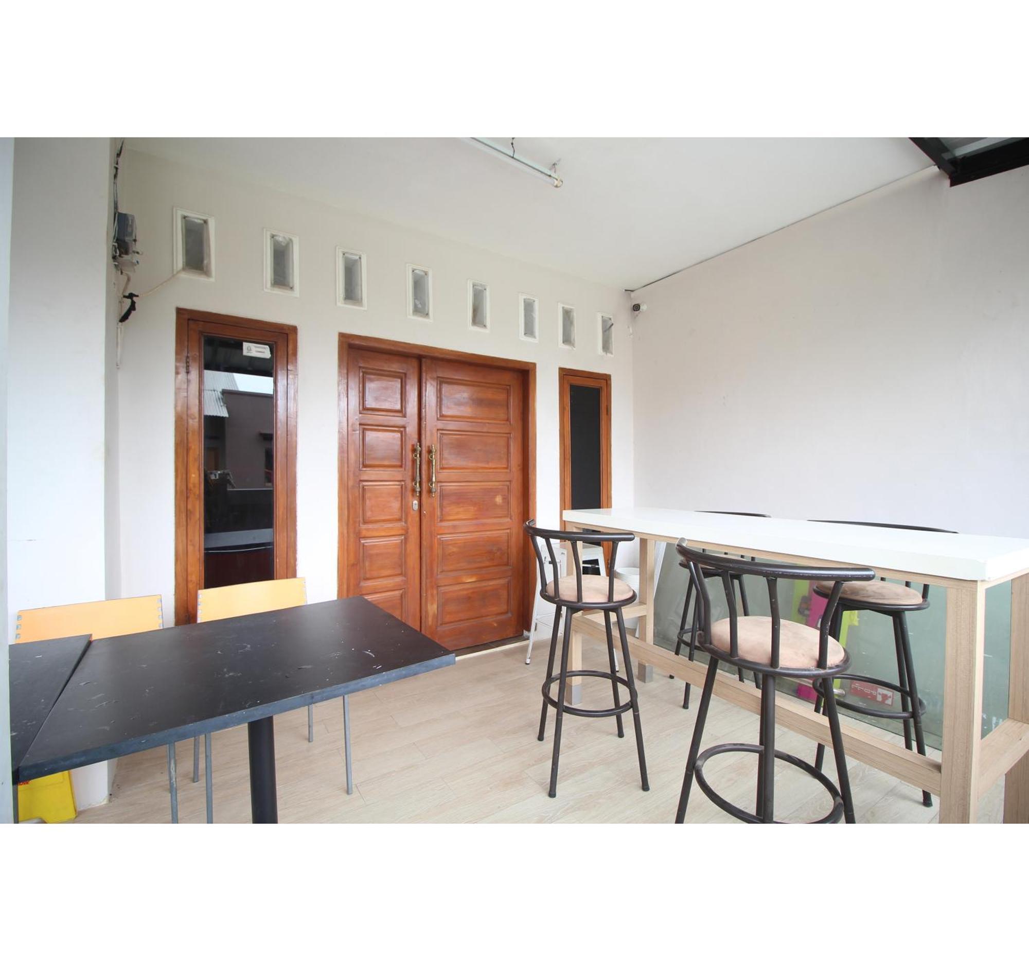 Oyo Life 2273 Pratama Homestay Бандар-Лампунг Экстерьер фото